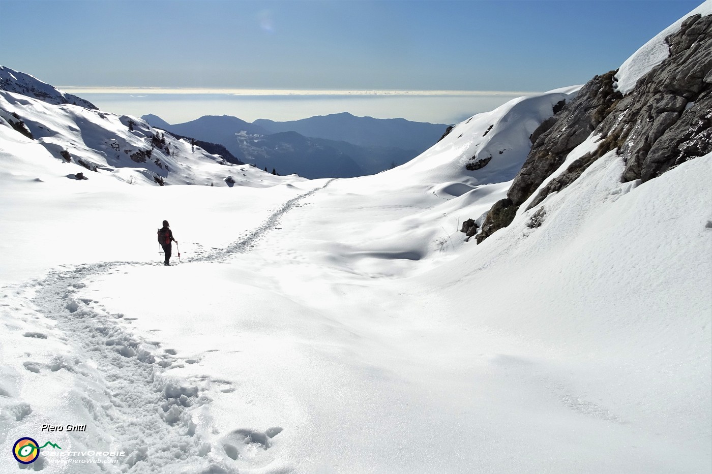 52 La neve splende al sole con vista fin verso il Canto Alto..JPG